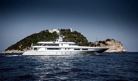 Regina: Inside Dolce and Gabbana’s 50m yacht asking €.